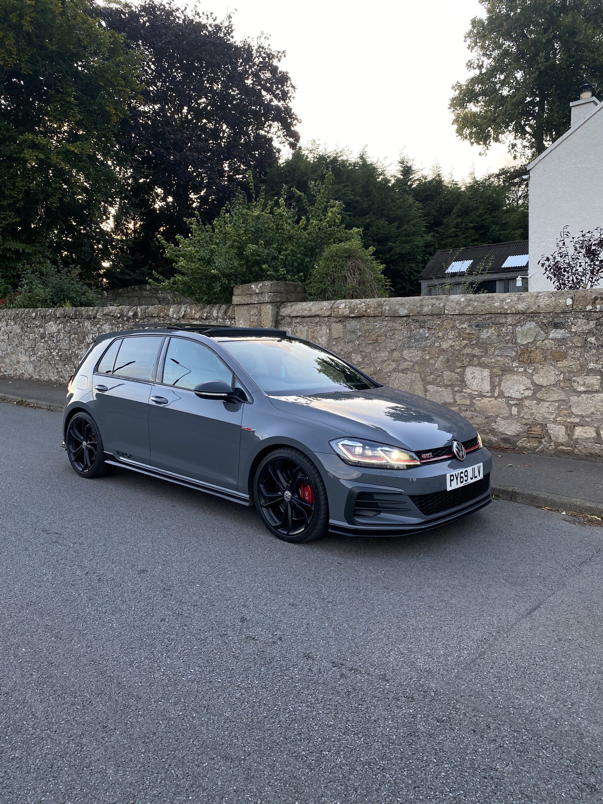 
								2020 Volkswagen Golf GTI TCR 5DR 2.0 DSG full									