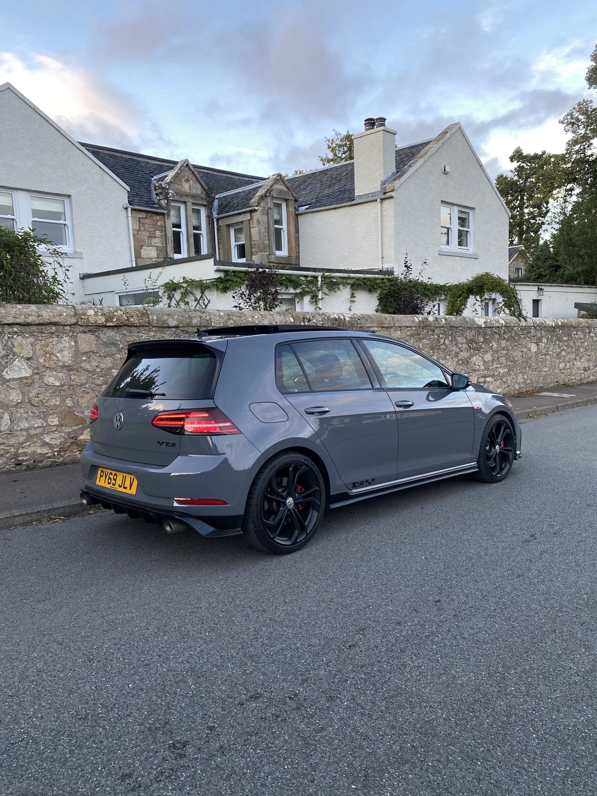 
								2020 Volkswagen Golf GTI TCR 5DR 2.0 DSG full									