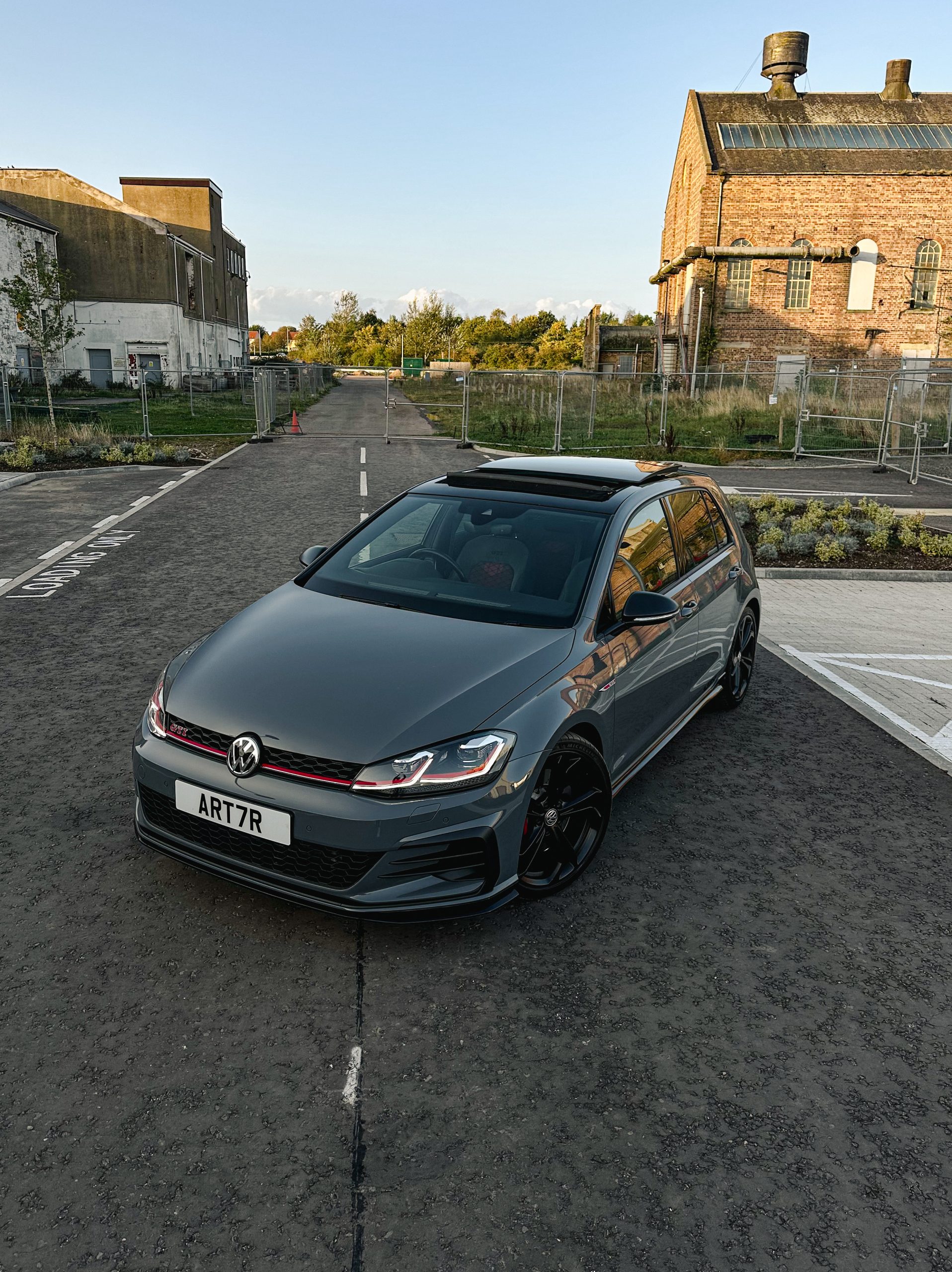 
								2020 Volkswagen Golf GTI TCR 5DR 2.0 DSG full									